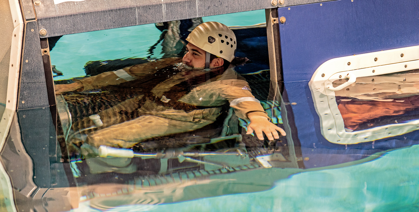 Clariant employees during »Helicopter Underwater Egress Training« (photo)