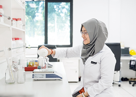 Tangerang – female scientist (photo)