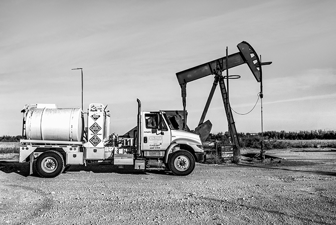 A Clariant truck delivering products to an individual oil rig out in the field (photo)